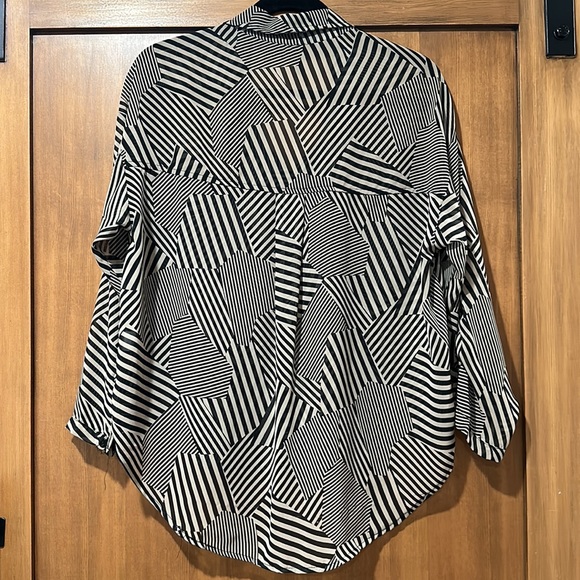 Geometric button down blouse - Picture 2 of 2